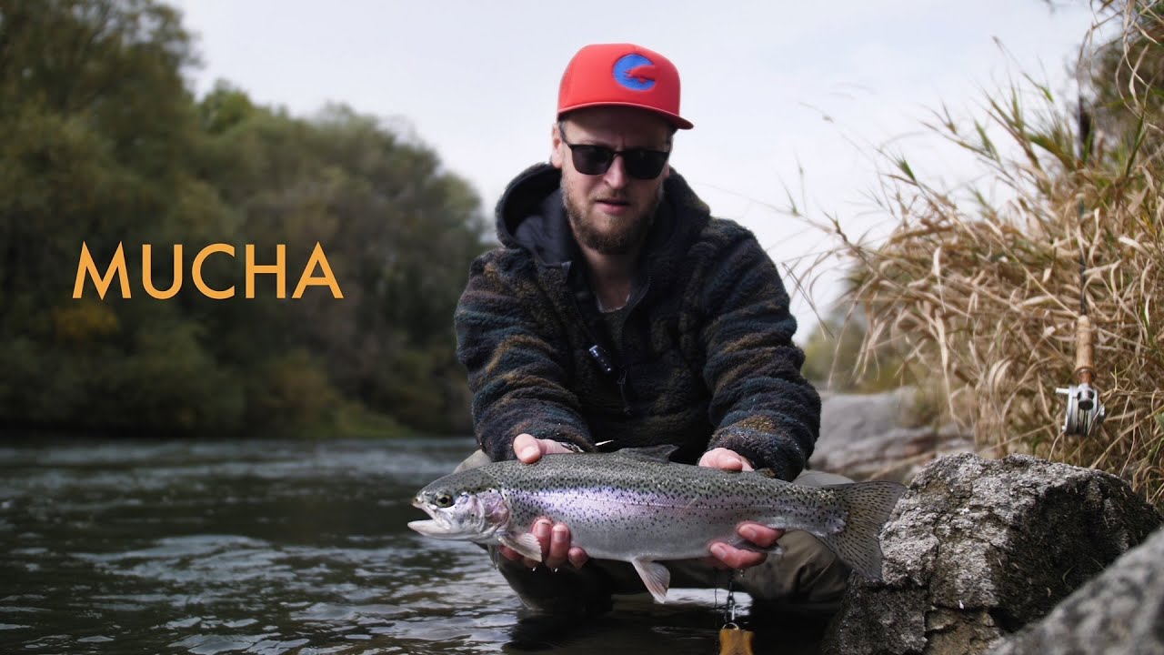 Októbrová nymfovačka na rieke chlapci