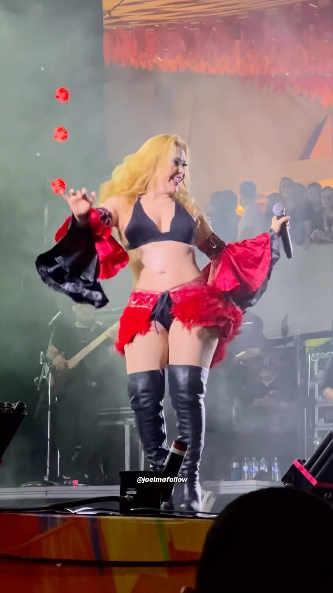 Joelma está com a barriga chapada