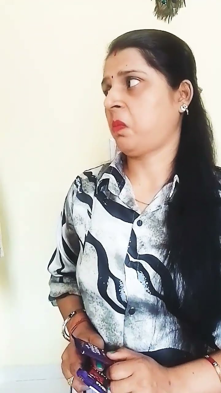 मेरा वाला तो गुटखा खाता है ? #comedyshorts#chocolateday #husbandwifecomedy #funny #trendingshorts
