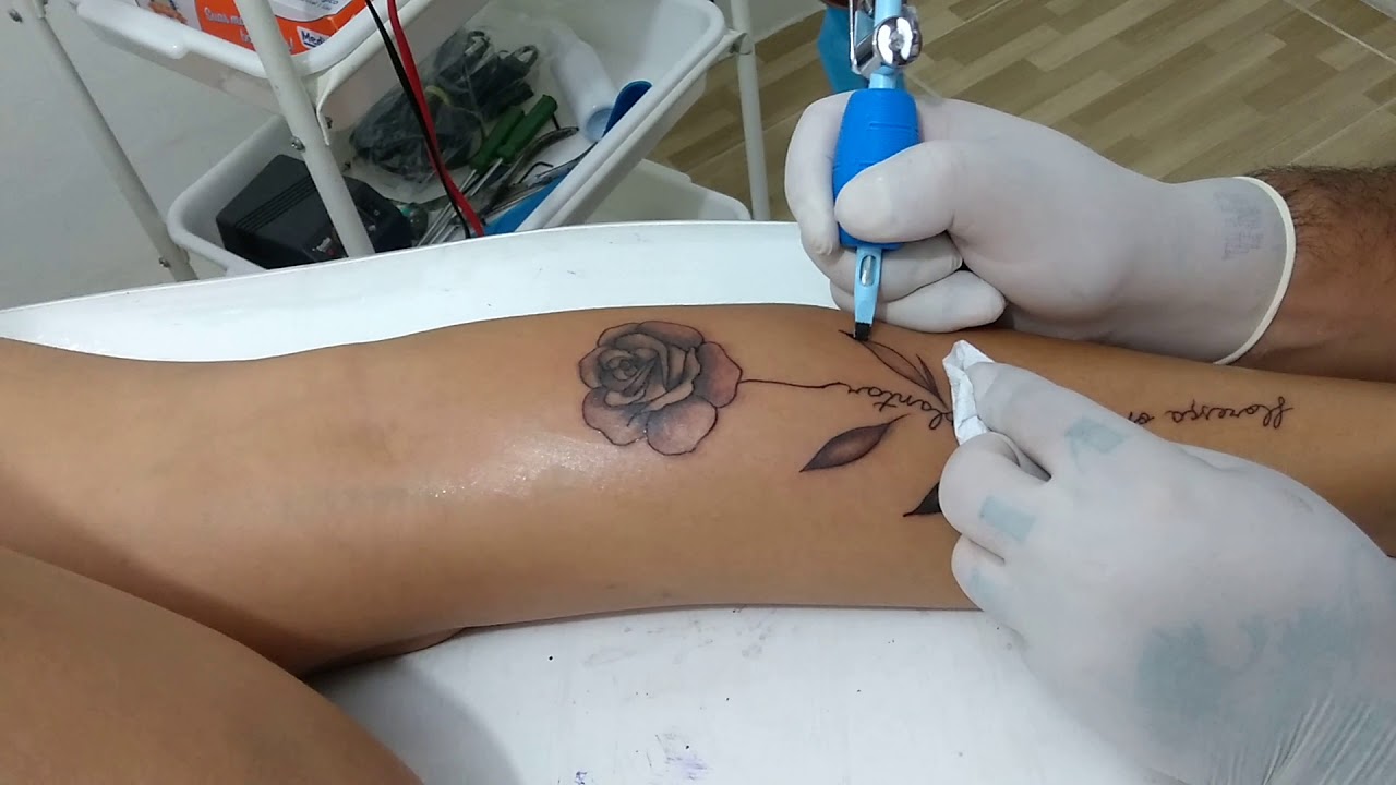 Featured image of post Tatuagem Feminina Frases Na Perna Hoje vamos falar das tatuagens femininas na perna este local que possui um espa o enorme pronto para receber uma bela tattoo