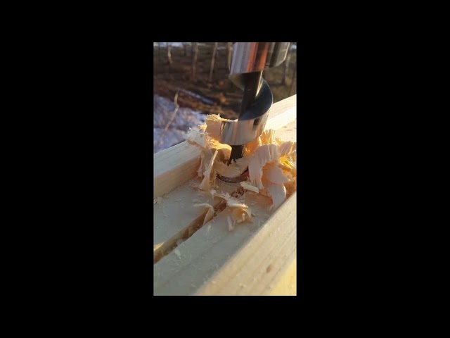 Как работает сверло в брусе при высверливании отверстий под деревянный нагель: