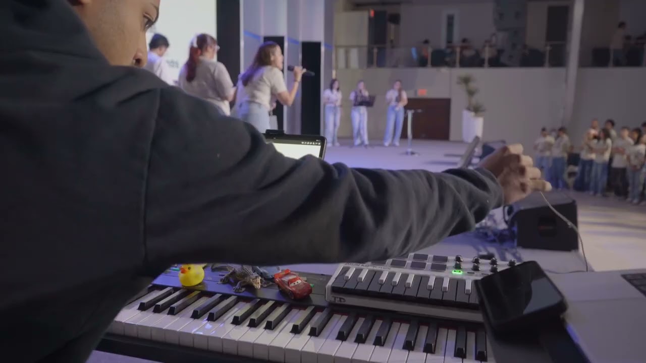 Digno Y Santo - Kari Jobe Band POV