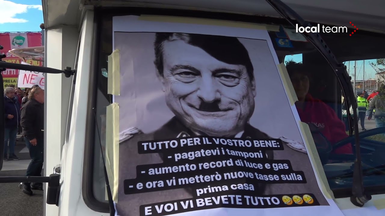 Trieste, corteo No Green Pass: cartelli contro Draghi