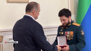 Сергей Меликов вручил орден «За заслуги перед Республикой Дагестан» участнику СВО Исмаилу Магомедов