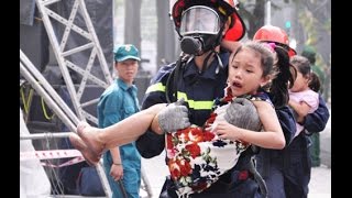 Clip Hàng ngàn người mắc kẹt, gào khóc kêu cứu ngay giữa TP.HCM
