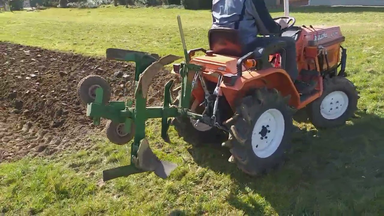 Kubota Bulltra B1-14 beim Pflügen