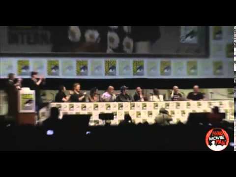 کارن گیلان بازیگر سریال دکتر هو کلاه گیسش را برداشت تا سر تراشیده اش را نشان دهد 