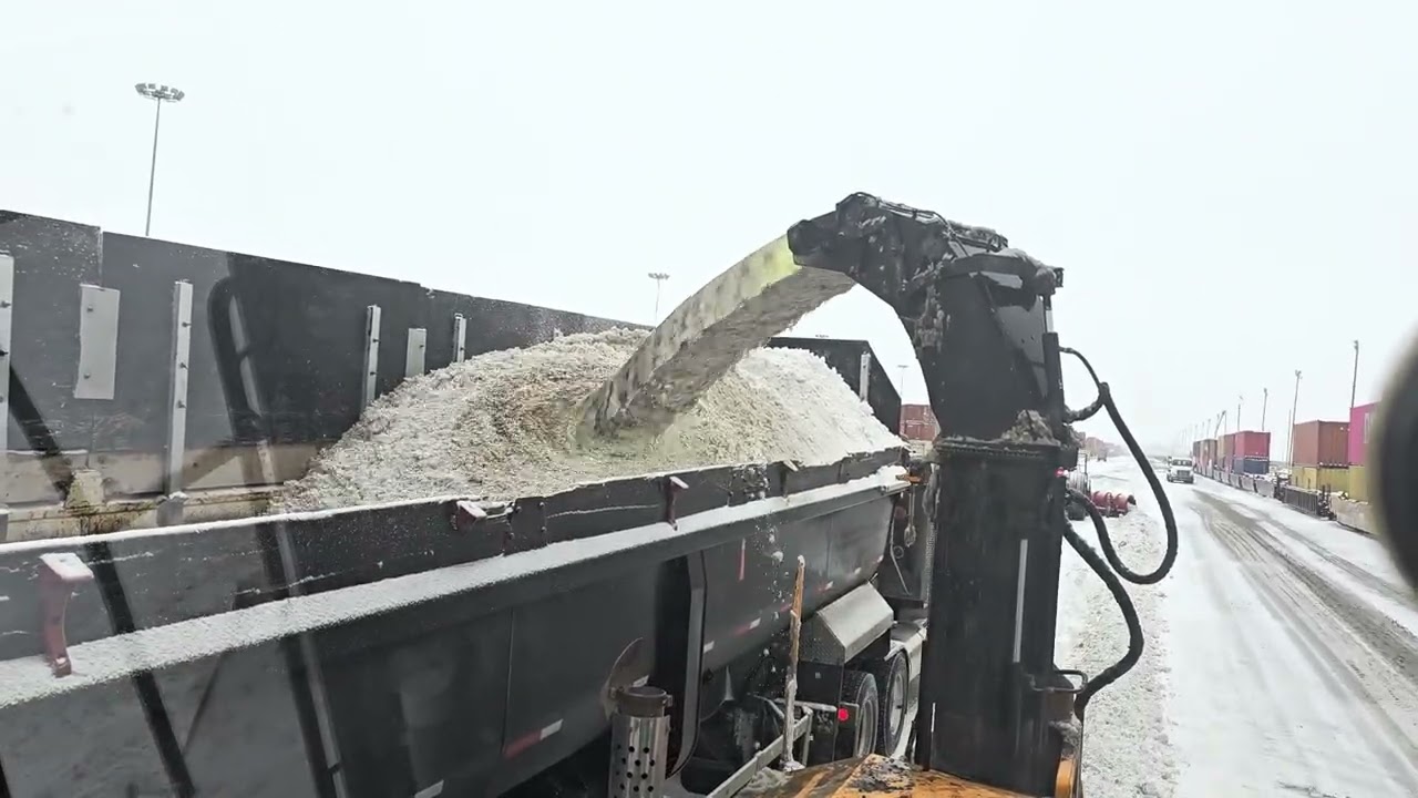 Grosse opération déneigement  / Snowremoval operation in Montreal #heavymachinery #larue #johndeere