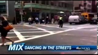 ▶ Dancing In The Streets New York Police Woman DANCES While Directing Traffic in NYC