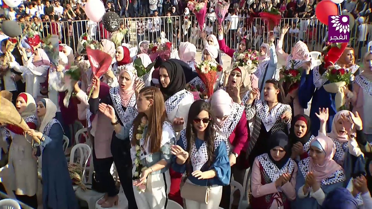 الفنان اياد العمر مع خريجي كلية هشام حجاوي - جامعة النجاح الوطنية