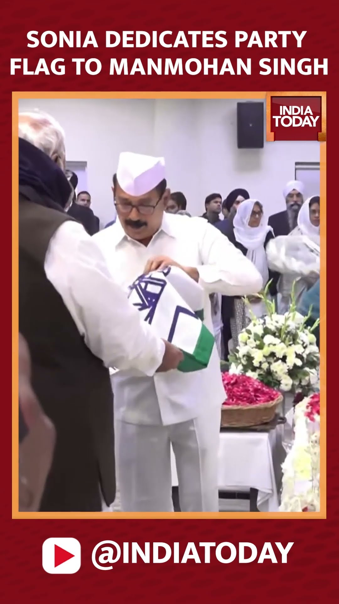 Sonia Gandhi Laid  Party Flag Over The Mortal Remains Of Late Former PM Manmohan Singh