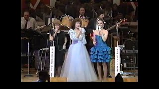 Loretta Lynn, Crystal Gayle and Peggy Sue Wright - Opry 1990