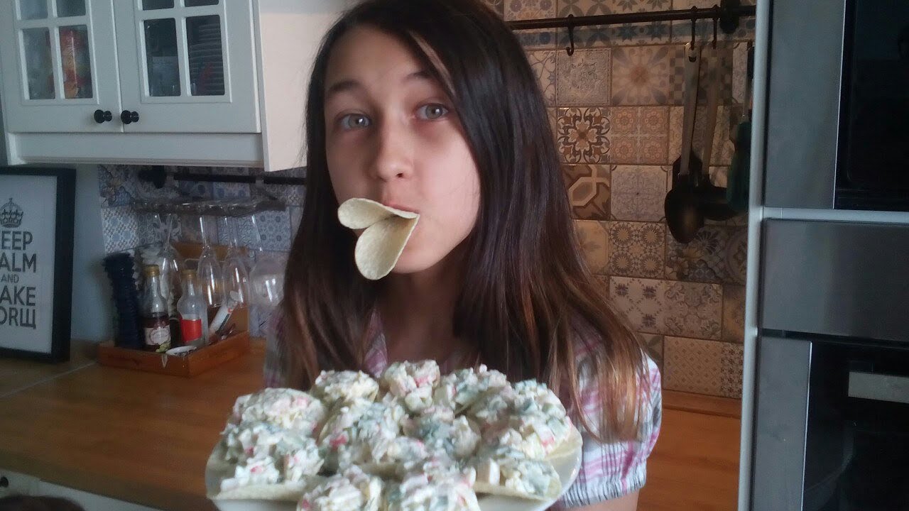 Закуска на чипсах с крабовыми палочками, огурцом и сыром. Дети повара.