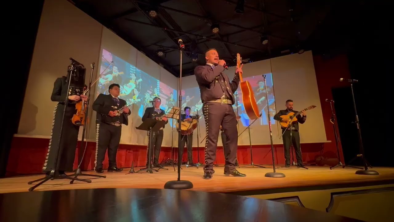 Mariachi Los Amigos De Nuevo Mexico - Canción Del Mariachi (Morena de Mi Corazón).