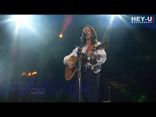 Roger Hodgson - Give A Little Bit [Live in Vienna 2010] class=