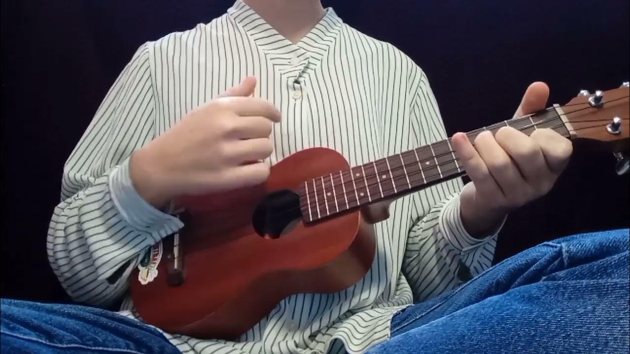 Кавказский бой на укулеле. Кавер на укулеле. Песни прошлой молли на укулеле. Блондинка которая поет каверы на укулеле. Кавер на укулеле.