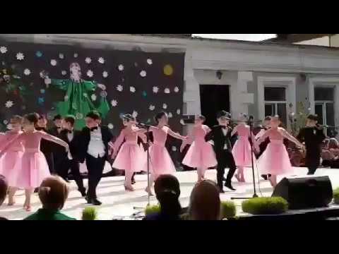 თათული ცეკვავს ვალსს