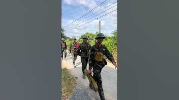 Cả nhà ra đường đón chào các chú bộ đội hành quân ngang qua #respect #bodoivietnam #quandoivietnam