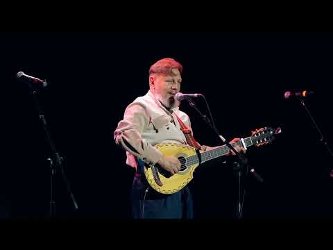 Несе Галя воду