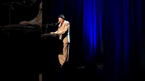 „Hühnerarsch, sei wachsam!“ Diese Weisheit von Georg Ringsgwandl durfte natürlich am 26/11 im ...