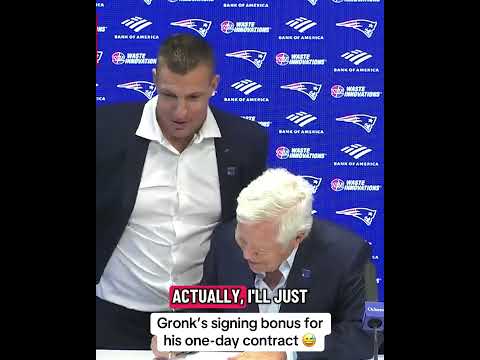 Gronk just wants the plane 😂 (via @patriots/TT)