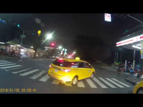 小黃跨雙黃逆向紅燈右轉