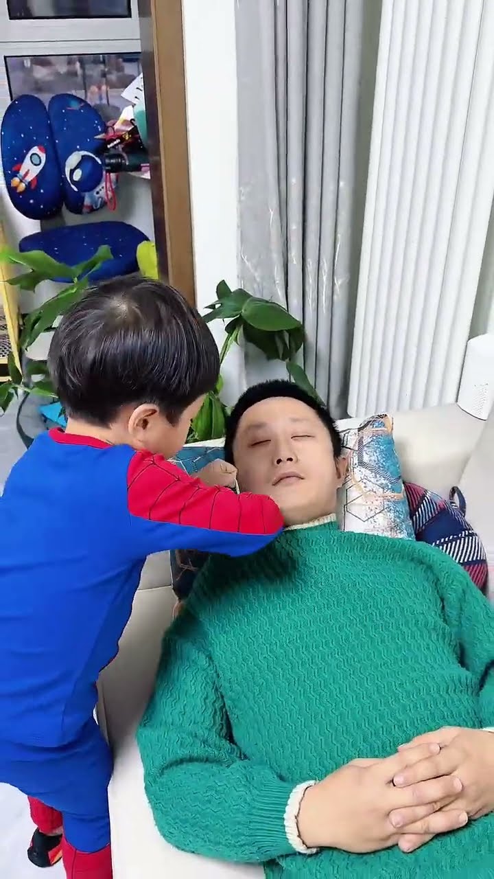 儿子整蛊爸爸，这下凉快了吧！#Cute baby#Cute#呆萌小米宝#聪明宝宝#萌娃