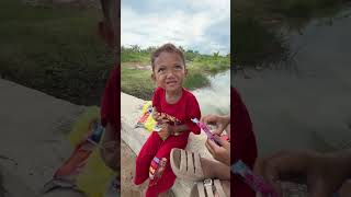 Nacita shows off to Kerel that she has a cellphone, geez😅#shortvideo #minivlog #villagechildren
