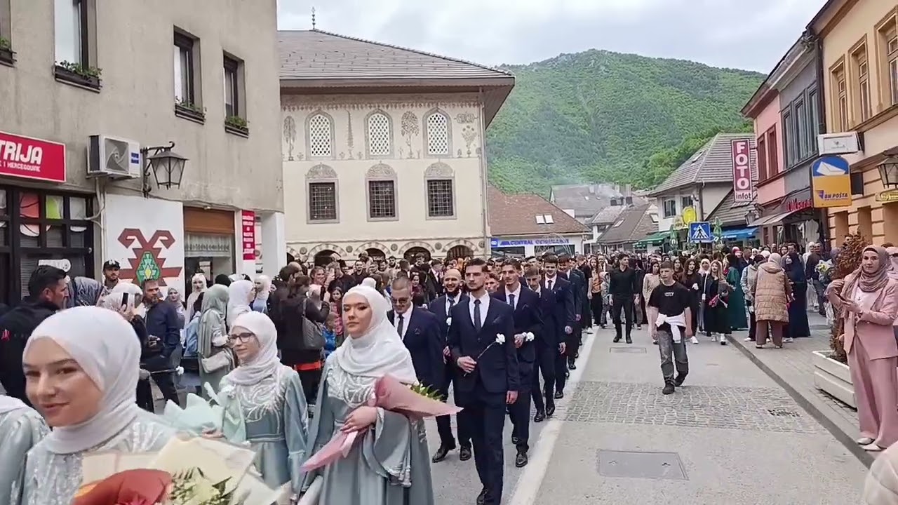 LIJEPE SLIKE IZ TRAVNIKA,GRADOM PROŠETALI MATURANTI ELČI-PAŠINE MEDRESE