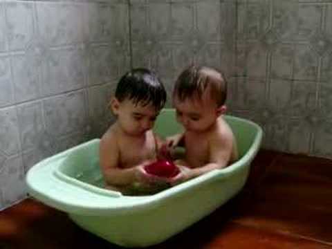 Meus lindos filhinhos no banho...