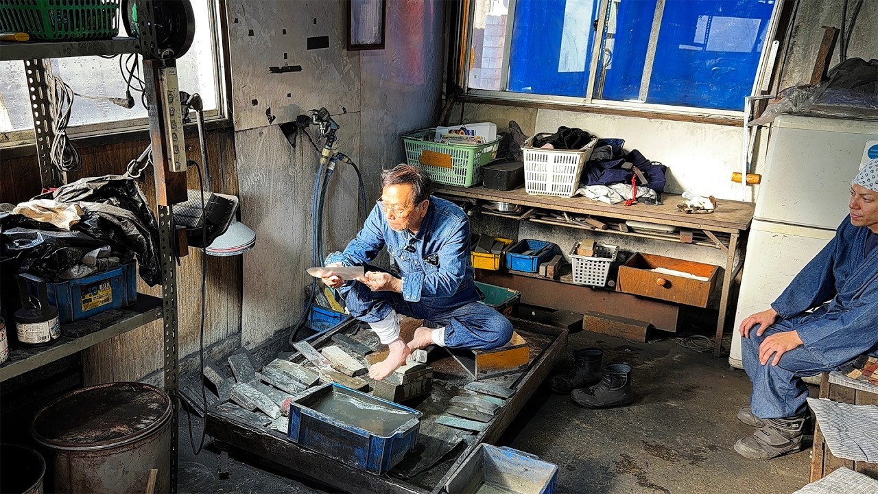 78 Year Old Blacksmith Makes Knives that Almost NEVER wear out