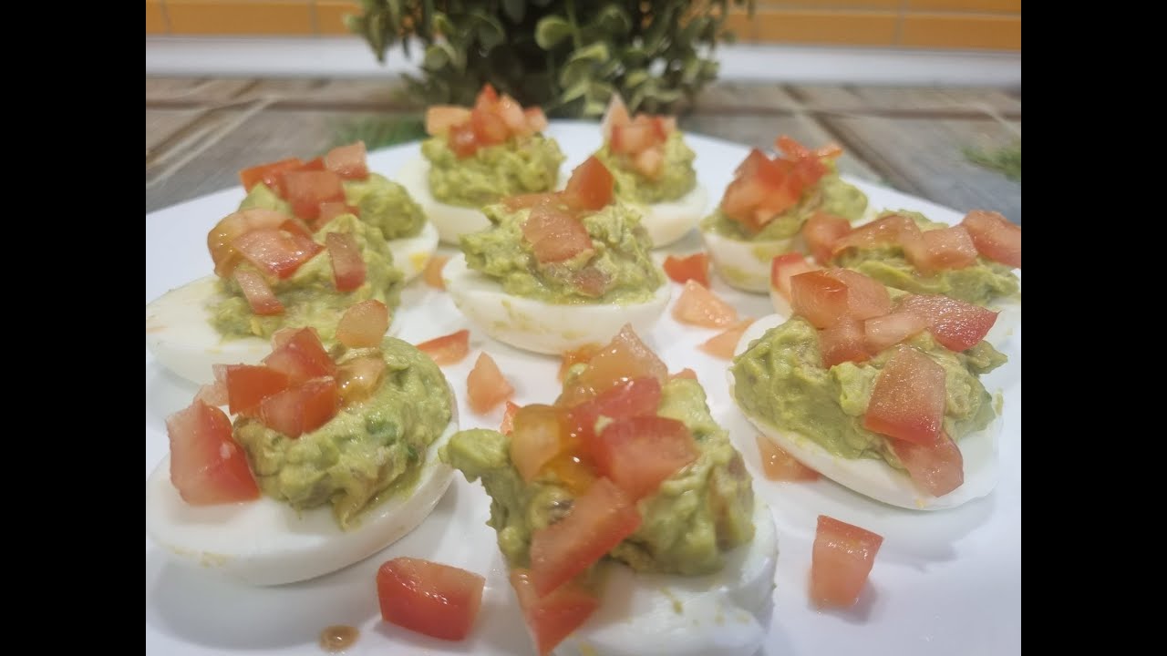 Huevos rellenos de aguacate y salmón