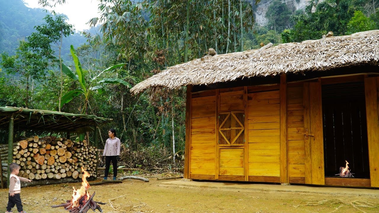 A Single Mom Builds a Bamboo Hut to Keep Firewood for Cooking and Stay Warm in Winter