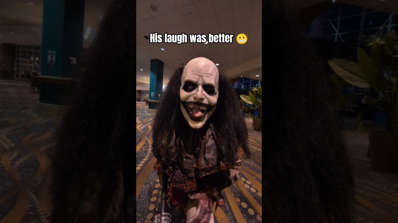 When the scare actor teaches you how to laugh 👌 #halloween #hauntedhouse