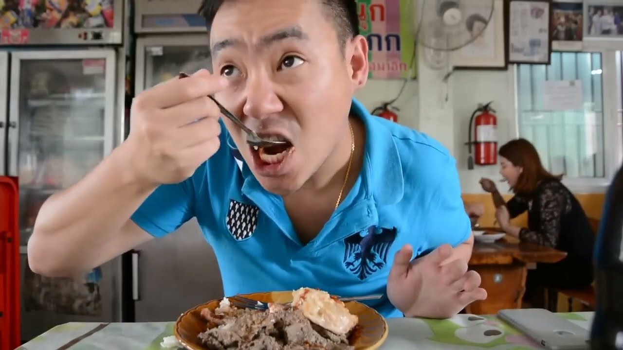 Street food Bangkok Thailand หมูทอดเจ้จง