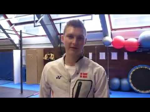 Man world badminton championship 2017 giving a tips to young badminton player - YouTube