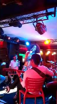 Cantora Dhi Ribeiro