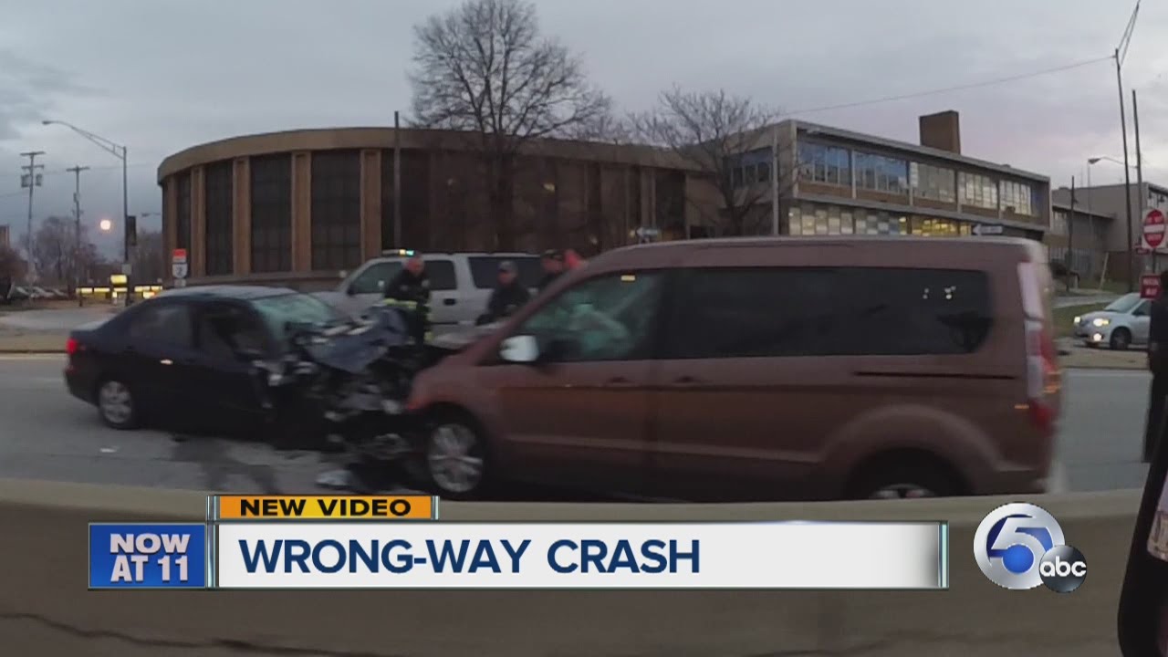 Suspected drunk driver causes wrong-way crash - YouTube