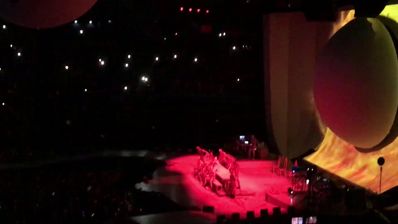 Ariana Grande - Intro Raindrops & God Is A Woman Live Sweetener World Tour Paris 27.08.2019