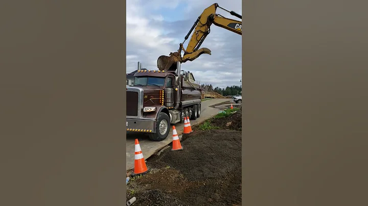 Ouch! Dropping that dirt a little too high! 😆 #dumptruck #peterbilt389 #shorts