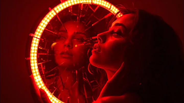 Break Mirror Elegance Style  Luxury Voque