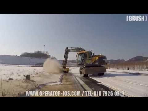 틸트로테이터 굴삭기 청소솔 제설작업(010-7926-0211) / sweeping snow tiltrotator excavator sweeping snow video