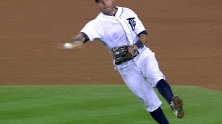 HOU@DET: Kinsler makes a sterling stop on chopper