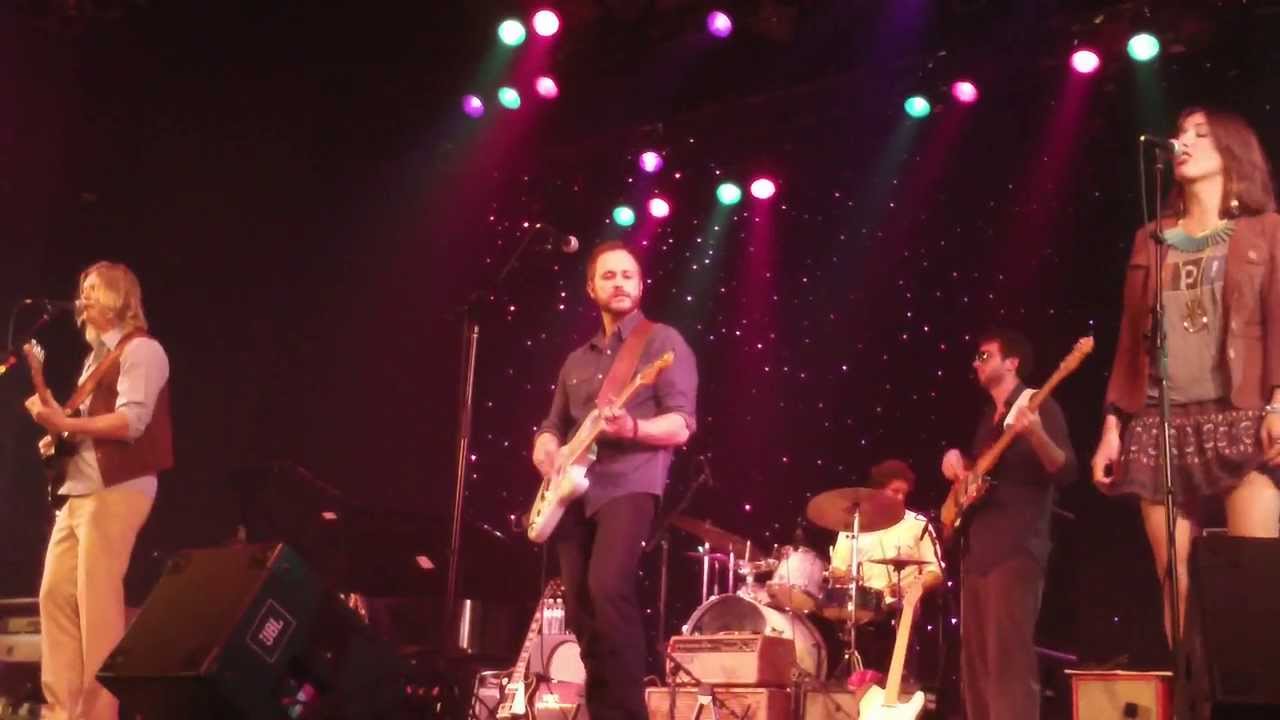 Mira Gaslight Street - "Bad Mood" en YouTube Mira Gaslight Street - "Bad Mood" en YouTube
