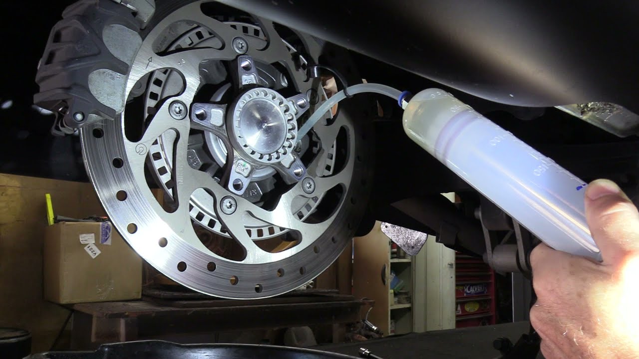 BMW K1600 Fluid Service — масло, тормоза и главная передача