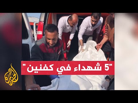 لم يجدوا أكفانا تكفيهم.. نقل شهداء ارتقوا في قصف على مخيم المغازي