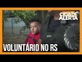 Jovem aprende a andar de caiaque para trabalhar no resgate de animais em reas alagadas