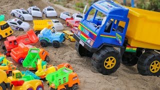 Giants Dump truck Crushes Cars - Construction Vehicles For Kids