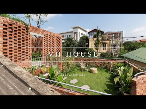 Video: Densely Greened Contemporary Family Residence i Vietnam