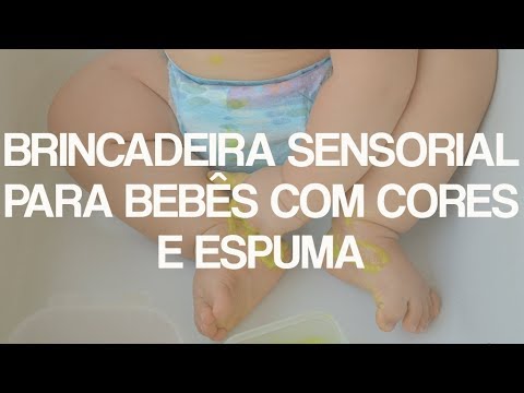 Brincadeira sensorial com cores e espuma para bebês